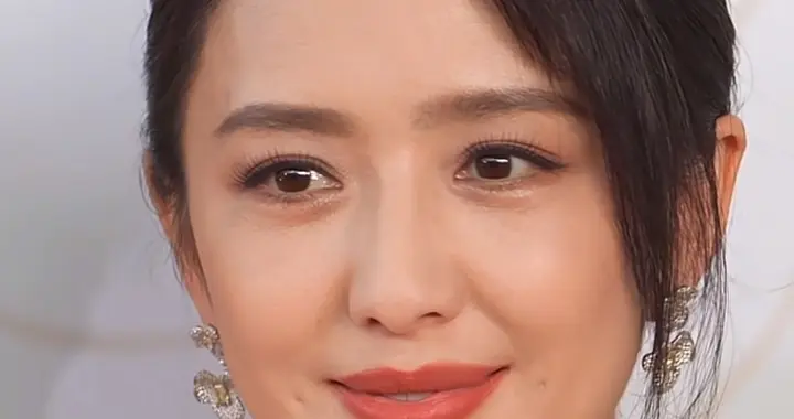 42岁佟丽娅活动怼脸拍！皮肤紧致 牙齿整齐，笑起来好甜，像28岁