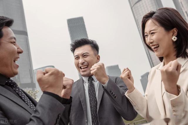 在饭局上,领导说\加个微信\,老实人说\我扫您\,灵活的人这样去做