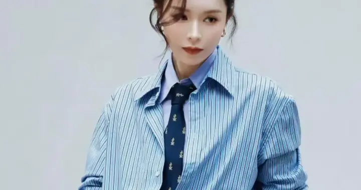 文咏珊的气质真是出挑！穿蓝色条纹衬衫+牛仔裤，时髦又高级！