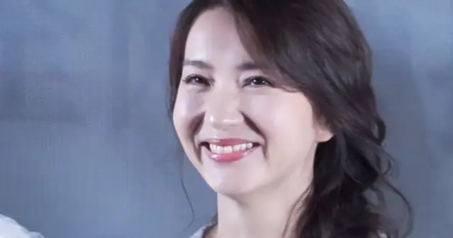 陈好亮相新剧活动，白色镂空上衣配麻花辫，美貌在线超吸睛