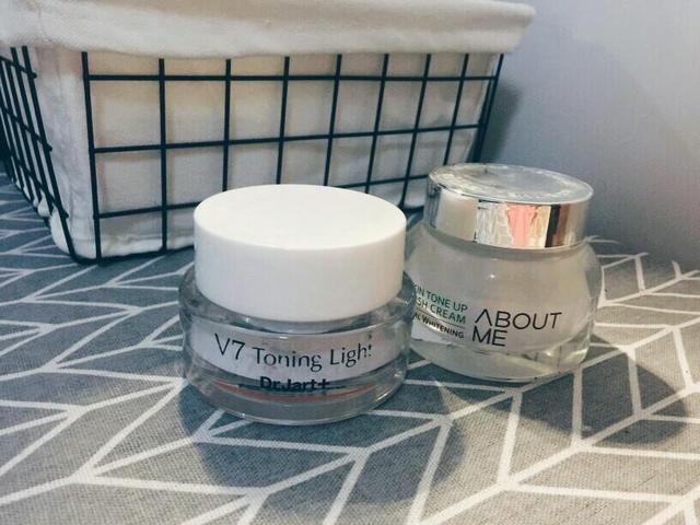 这些面霜深层补水去黄和美白肌肤，轻薄质地涂抹之后清爽不油腻