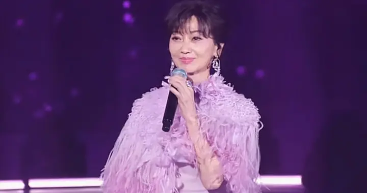 72岁赵雅芝身穿紫色礼裙站在舞台上，身材纤细，美得像幅画