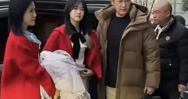 陆毅鲍蕾一家现身成都，俩女儿脸蛋美腿还长，惹得蒋勤勤满脸羡慕