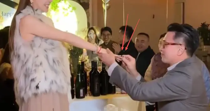 自曝恋情不到一月，赵樱子被蒋毅求婚原形毕露，狐狸尾巴藏不住了