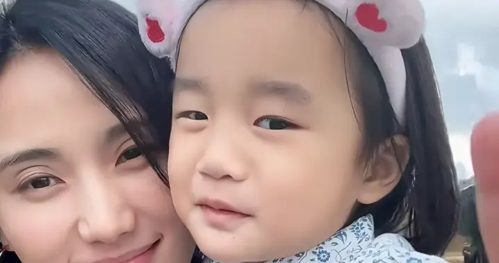 海哈金喜转发前夫动态！夸孩子她爸善良3岁女儿出镜，网友劝复婚