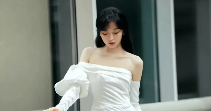 孙千白裙大长腿，青春无敌了。