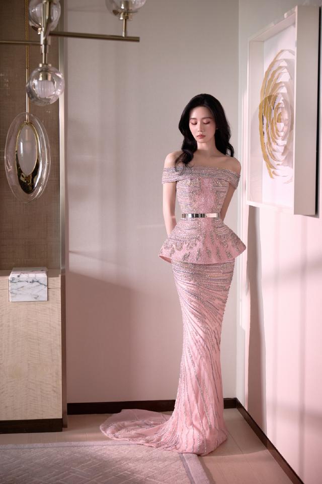 刘诗诗的优雅穿搭：一字肩裙装展现女性魅力与自信