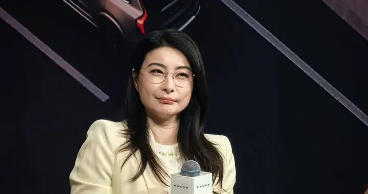 郭晶晶本人并没有网上夸的那样漂亮年轻，但胜在眉眼弯弯有亲和力