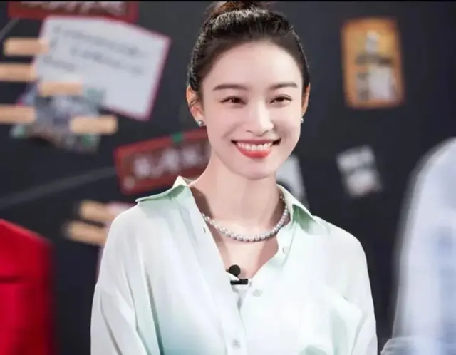 倪妮的松弛感，落落大方，穿衣品味也不俗