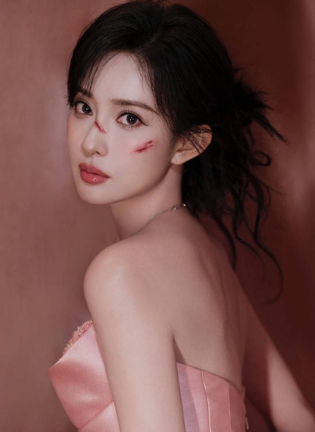 孟子义穿粉色抹胸长裙优雅高贵 脸颊带血表情我见犹怜