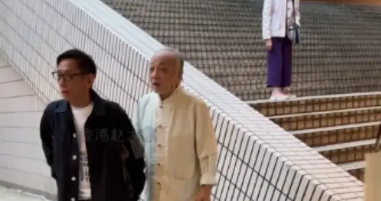 91岁香港知名老戏骨，独自站在楼梯上彷徨无助，网友担心其健康
