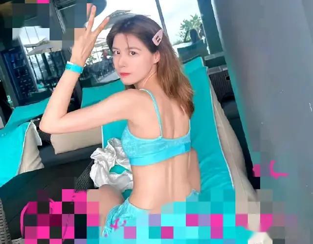 苏醒老婆发文晒度假照69元泳衣太出片身材抢镜大儿子侧颜神似苏醒