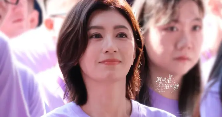 贾静雯新剧《紫色大丽花》开机，简约穿搭尽显优雅气质