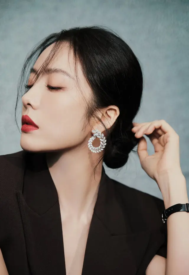 蔡文静：美貌与沙雕共舞的“反差萌女王”