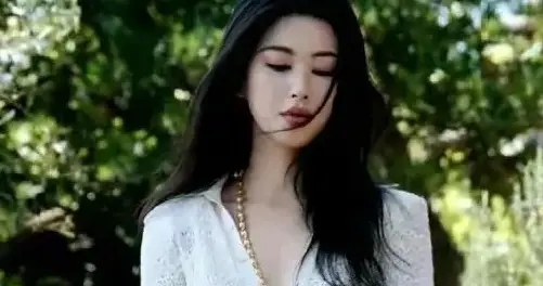 女神朱珠这三张照片，真是娇艳欲滴，也是可以封神绝仙的存在 ???