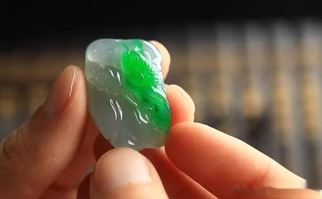 葫芦|一块小小后江翡翠原石如何取件做货，成品看着还不错