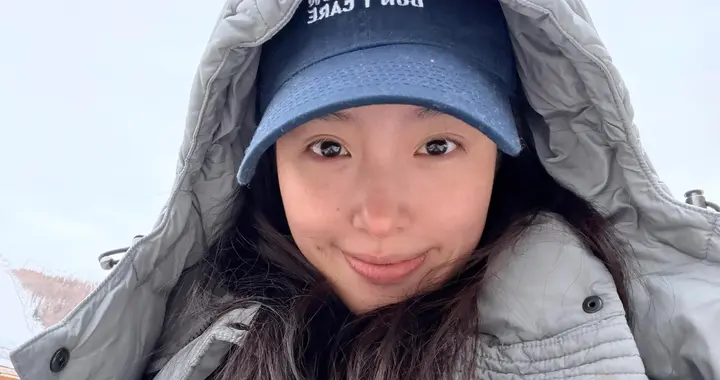 雪地公主抱！杨采钰被富三代老公一把举高，她素颜和刘亦菲很像