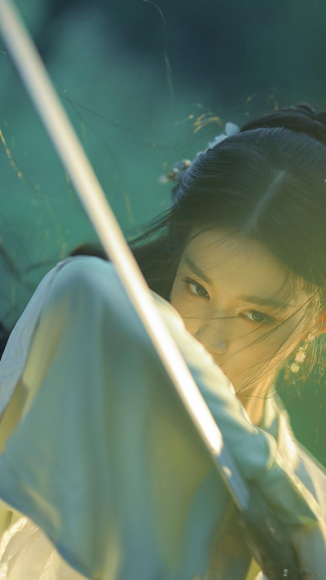 王楚然古风大片曝光：侠女英姿，冷毅飒爽，仙侠风范尽显