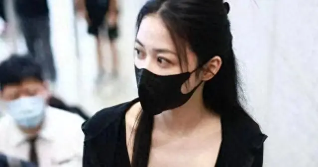 潘玮柏终于敢秀老婆，戴大金链像土豪，老婆穿紧身裙比女明星辣眼