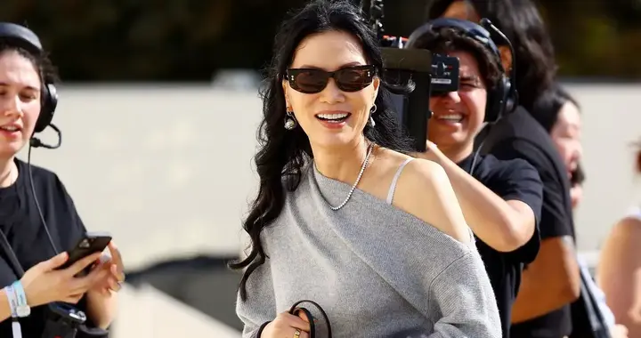 57岁邓文迪在巴黎看秀！穿印花裙尽显东方美，俩女儿让她待遇提高