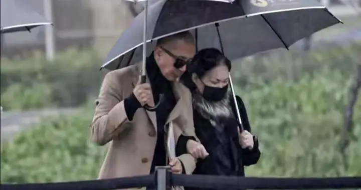 大S逝世周年！具俊晔暴瘦20斤哀戚现身 好友齐聚悼念看哭全网