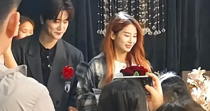 明星陆虎送亲妹出嫁，土路铺红地毯酒席简陋，妻子头发不梳穿睡衣