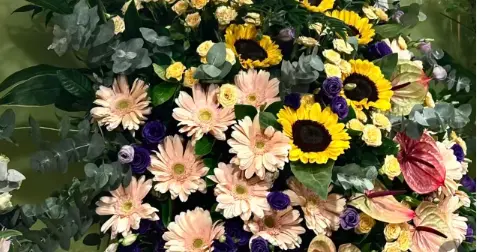 谢霆锋太宠王菲！为窦靖童香港演唱会送花，落款名字太用心很有爱