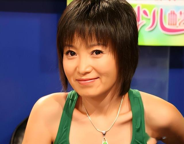 她上4次春晚，和恩师同居怀孕，被骗流产，如今51岁依然单身！