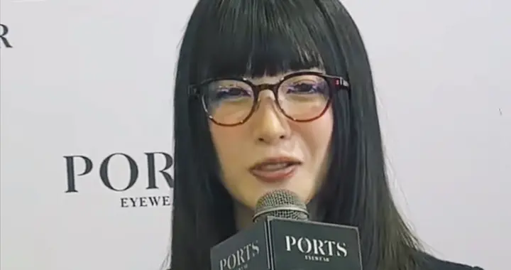 比整容还离谱！39岁江疏影现身活动，脸僵似硅胶，造型丑到认不出