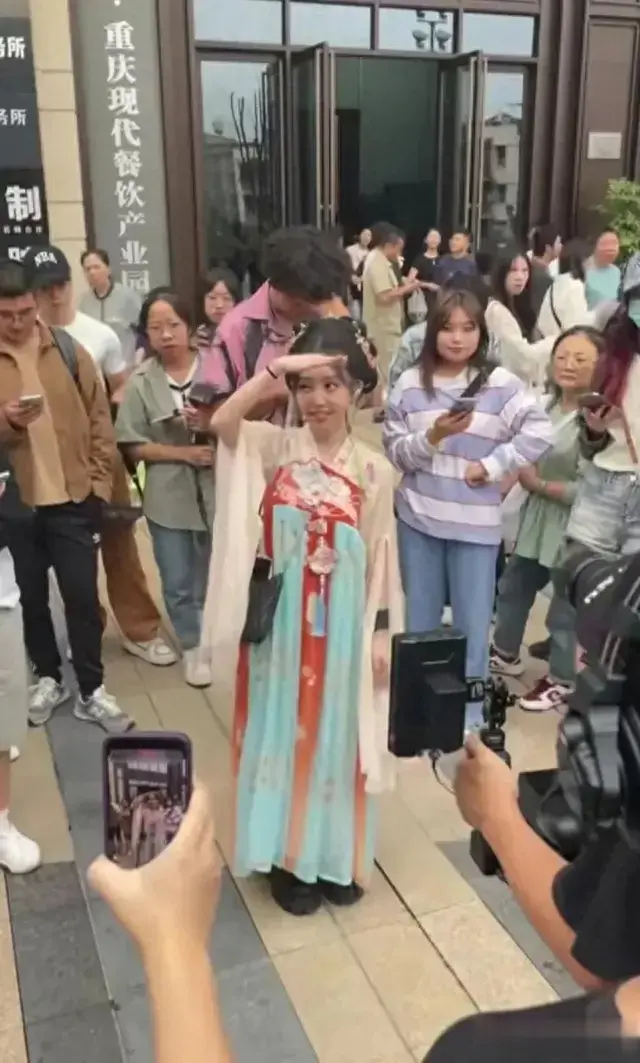 冯提莫重庆街头直播像老小孩！被曝其身高1米4穿着8厘米厚增高鞋