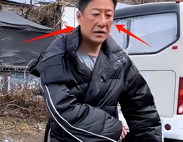 49岁于震现身超市，穿紧腰羽绒服，买西红柿指指点点，网友：真娘