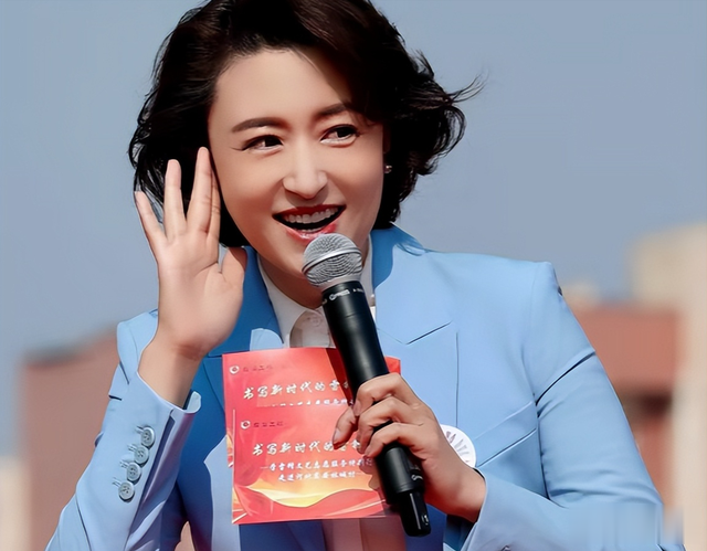 张蕾去河北主持，紧身西裤被指不得体，本人回应：心脏看什么都脏