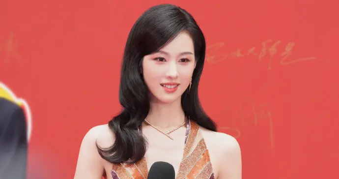 陈都灵金鹅盛典“美背杀”霸热搜，优雅性感藏不住