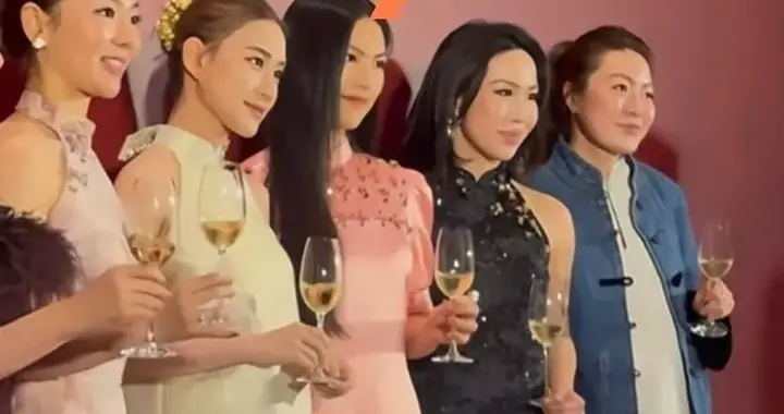 王诗龄参加高端局，与众多名媛同台稳站C，李湘台下看女儿很欣慰