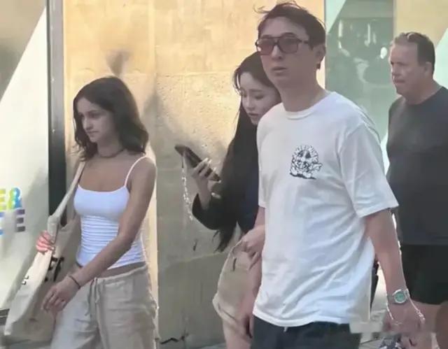 王思聪和女友懒懒巴黎逛街，穿粉色LV情侣鞋，挽手揽肩行走好甜蜜