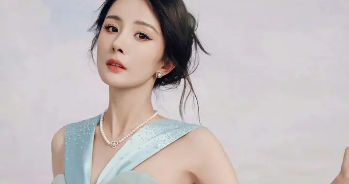 杨幂身穿冰川蓝飘带长裙勾勒曼妙身姿