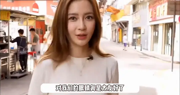 吴千语晒与Angelababy合影，大眼睛高鼻梁过于养...