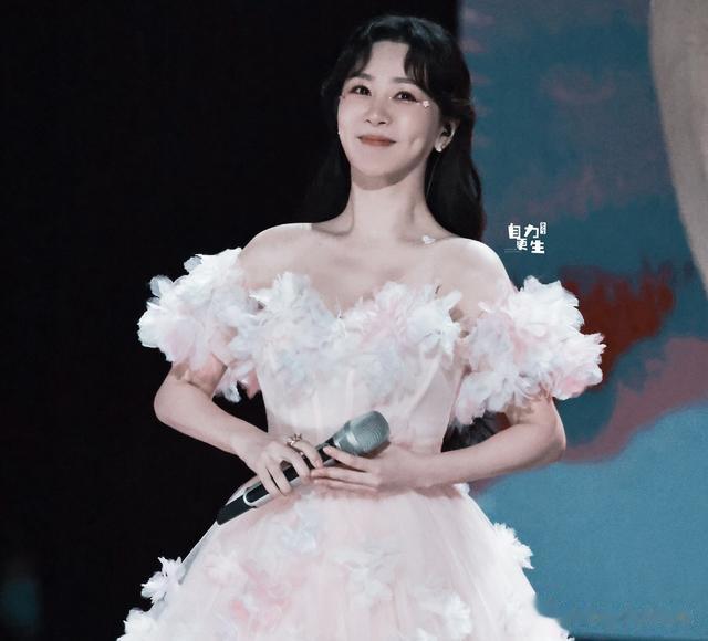 跨年|跨年女艺人盘点：杨紫、虞书欣好评如潮，关晓彤造型又翻车