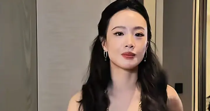 33岁李梦最新造型：微卷发+露背裙，尽显好身材，好有故事感的脸