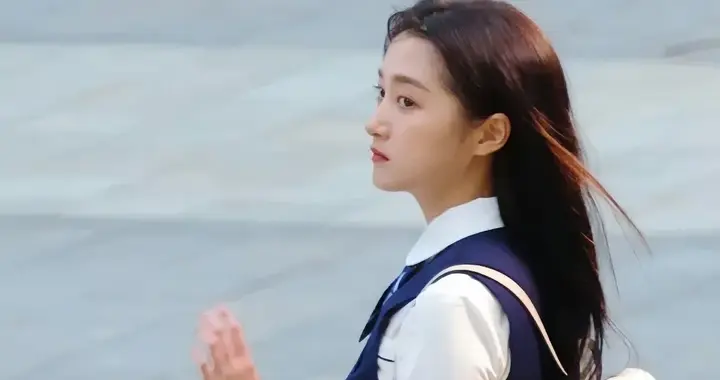 关晓彤校服剧照释出 青春千金感吸睛