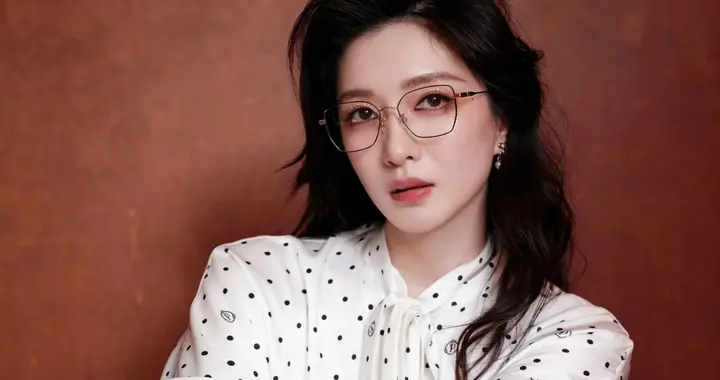 江疏影最新物料！波点衬衫知性氛围拉满