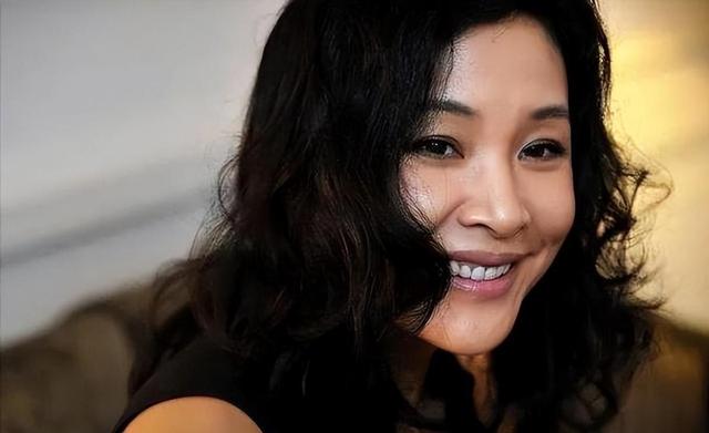 让春晚导演向全国道歉，入美国籍却回中国捞金，她到底什么来头？