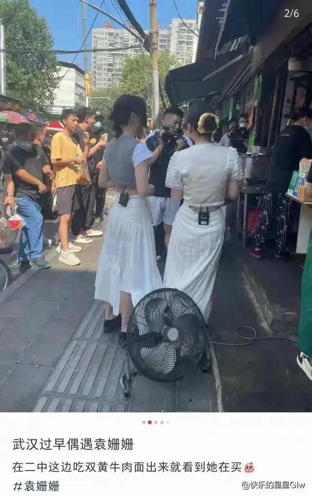 袁姗姗武汉过早被偶遇，大热天穿毛线背心露肚脐，鼻子怪异疑整容