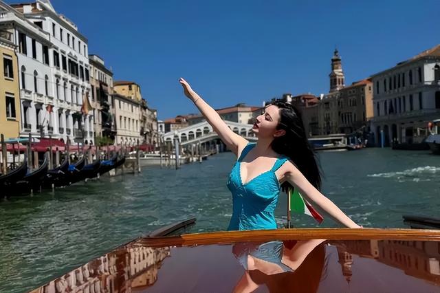 43岁张萌晒威尼斯旅行大片，身材爆表风韵犹存，简直是少妇天花板