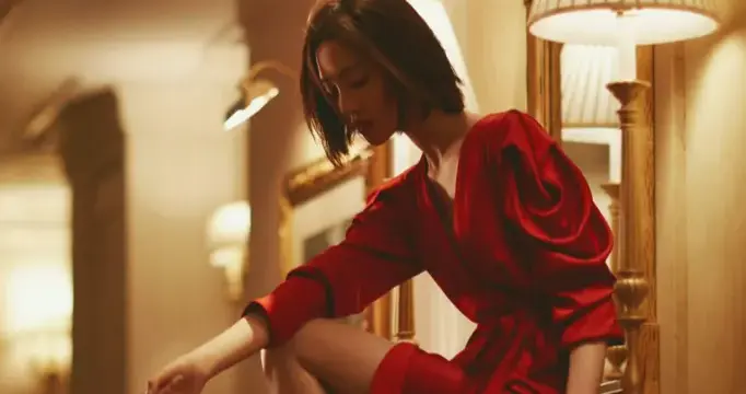 自由热烈的玫瑰红——唐艺昕