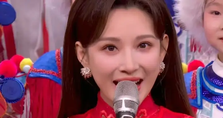 马年春晚主持人状态好真实！刘心悦小虎牙抢镜，撒贝宁晒黑了