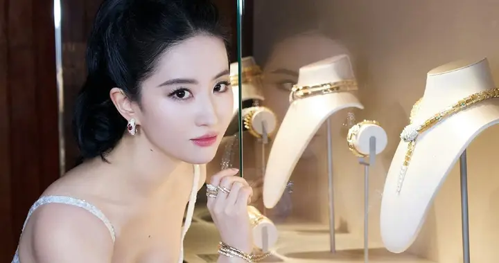 刘亦菲｜白裙穿搭写真，优雅大气的公主