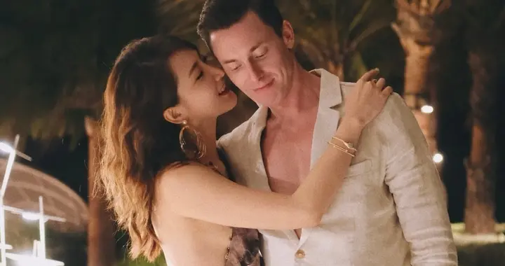 陈赫前妻在沙特过生日，39岁许婧和老公十指紧扣，男方185有胸肌