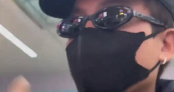 欧豪机场被偶遇，手指又短又粗糙，胳膊夹公文包老男人味十足