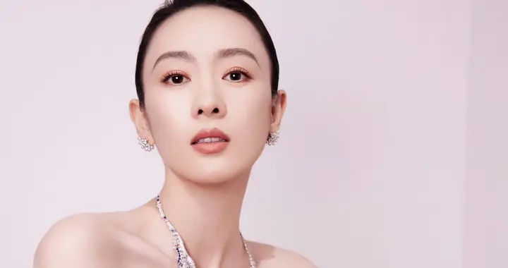 童瑶珠宝展造型，斜肩曳地裙衬纤细高挑，缎面抹胸裙显玲珑曲线